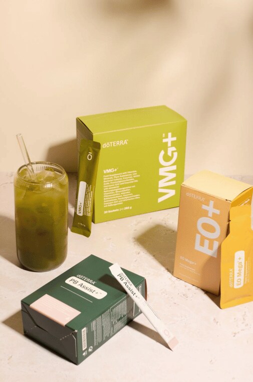 VMG+, EoMega+ en PB Assist+ met een glas groene smoothie